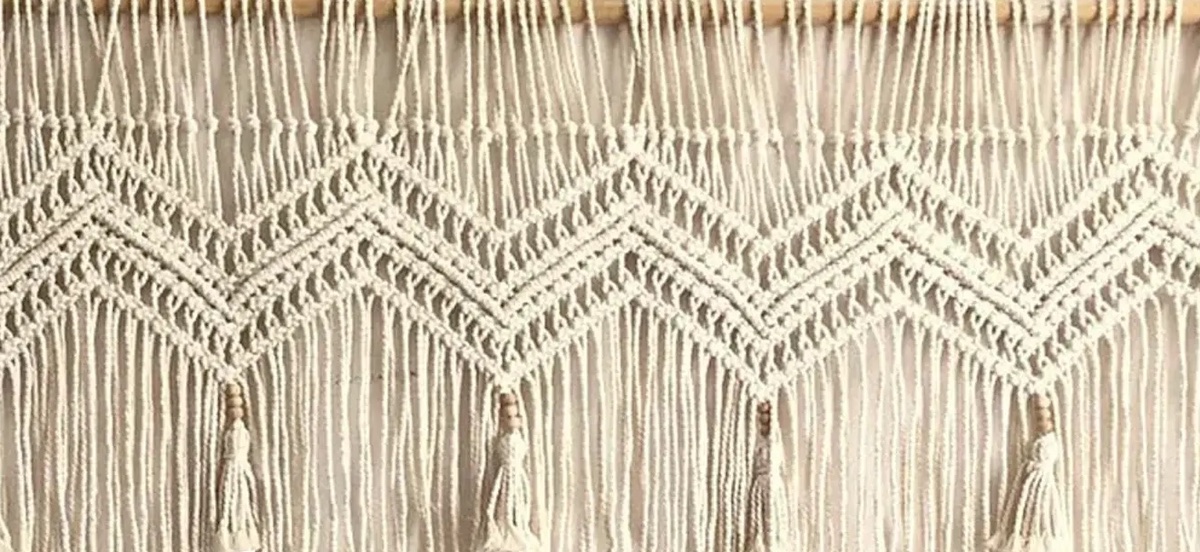 Arazzo macramé fatto a mano con nodi decorativi, perfetto per principianti