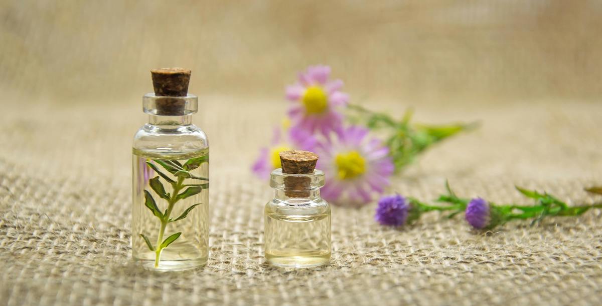 Oli essenziali naturali per candele profumate fai-da-te, ideali per un'atmosfera rilassante e accogliente