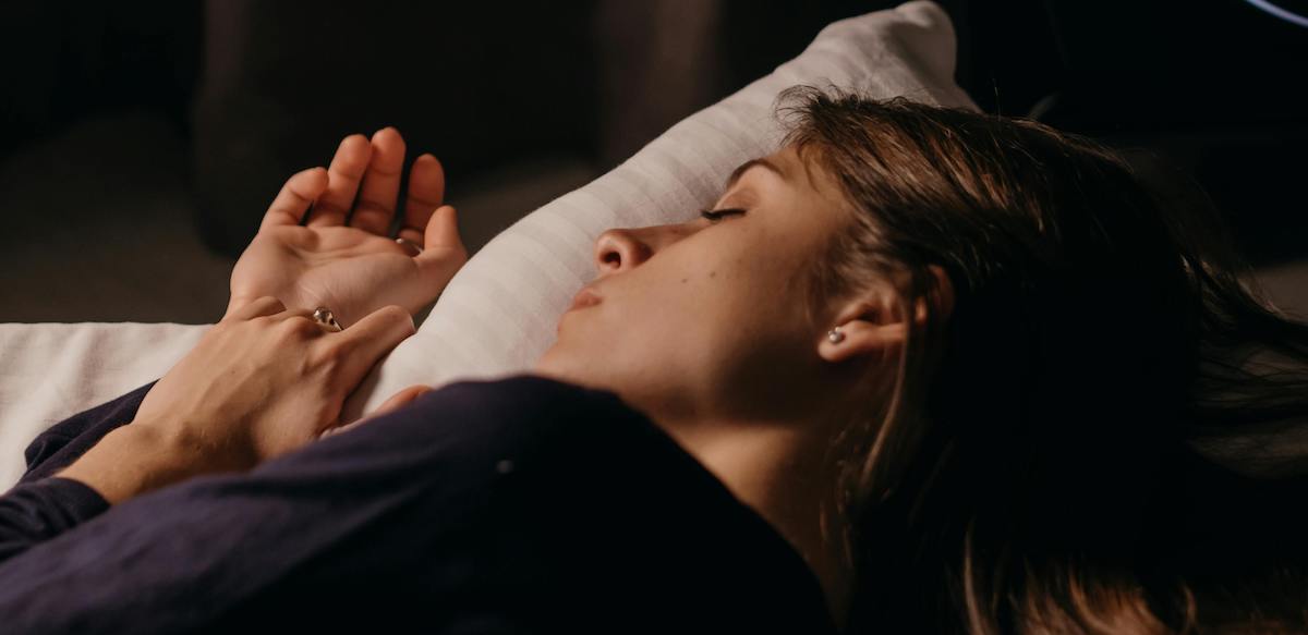 Tecniche naturali per migliorare il sonno, come rilassamento e rimedi naturali