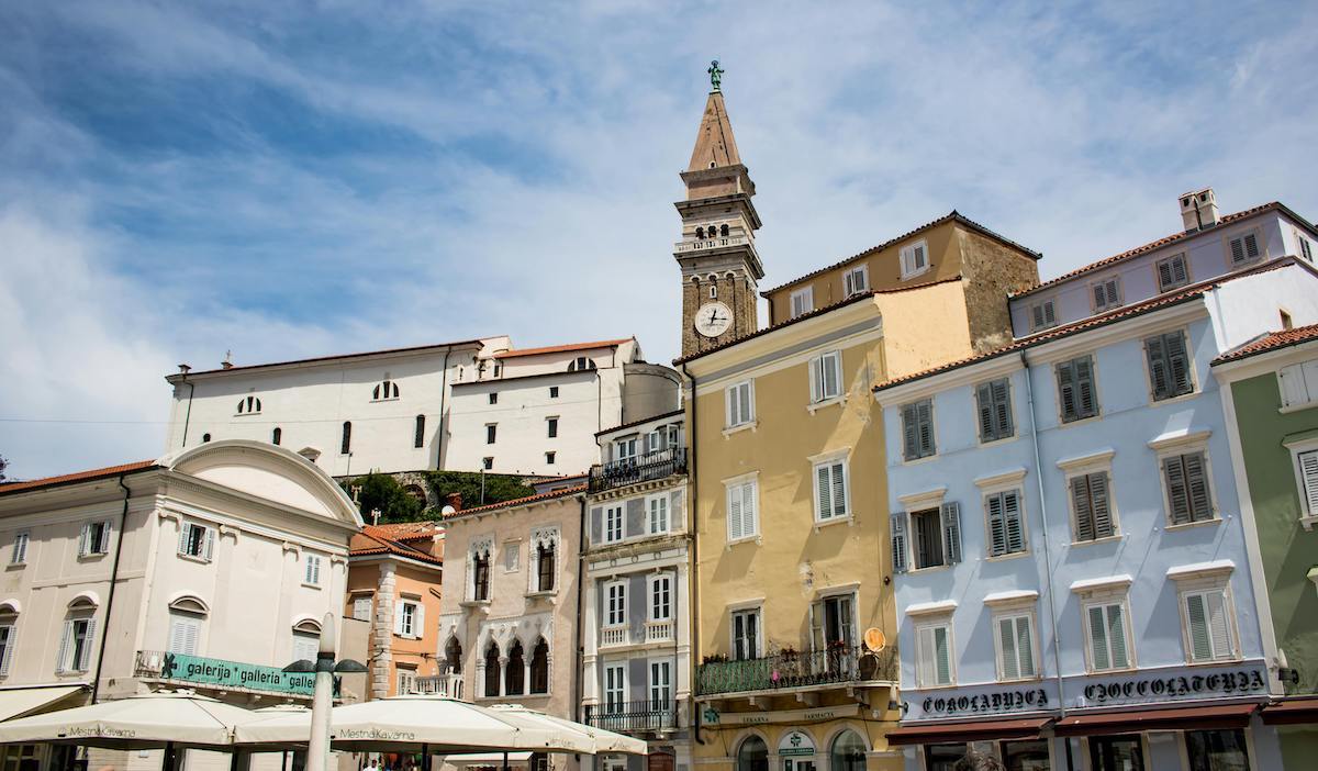 Vista della piazza Tartini a Pirano in Slovenia dove passare momenti rilassanti con bambini